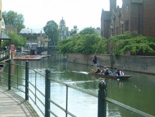Rivière à Cambridge en Angleterre
