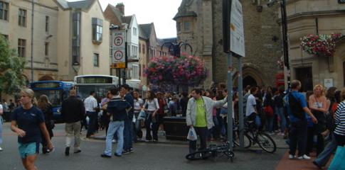 Rue animée de la ville universitaire d'Oxford
