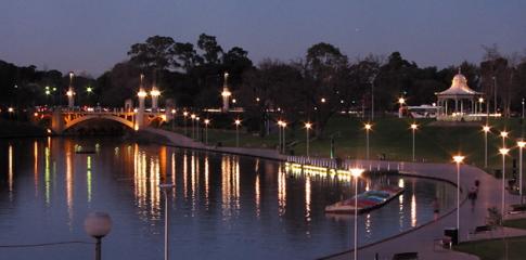 Vue nocturne du bord de mer d'Adelaide