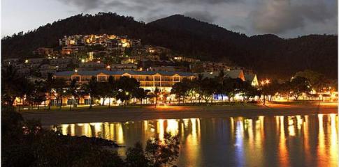 Plage d'Airlie Beach de nuit