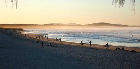 Plage principale à Noosa au coucher du soleil