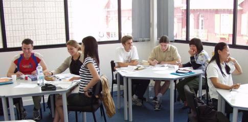 Etudiants en train d'apprendre l'anglais chez PICE