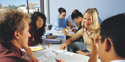 Etudiants en train d'apprendre l'anglais