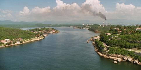 Bras de mer bordé par la ville de Santiago de Cuba