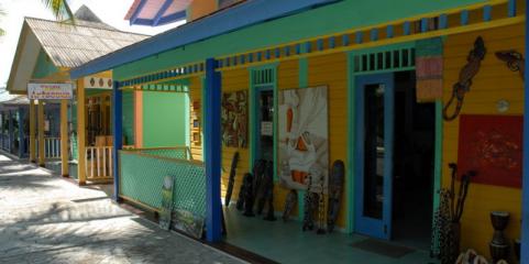 Magasins au bod de la plage à Saint Domingue