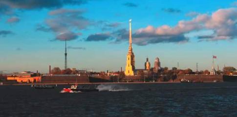 Vue sur la forteresse de Peter & Paul depuis la rivière Volga à Saint Petersbourg