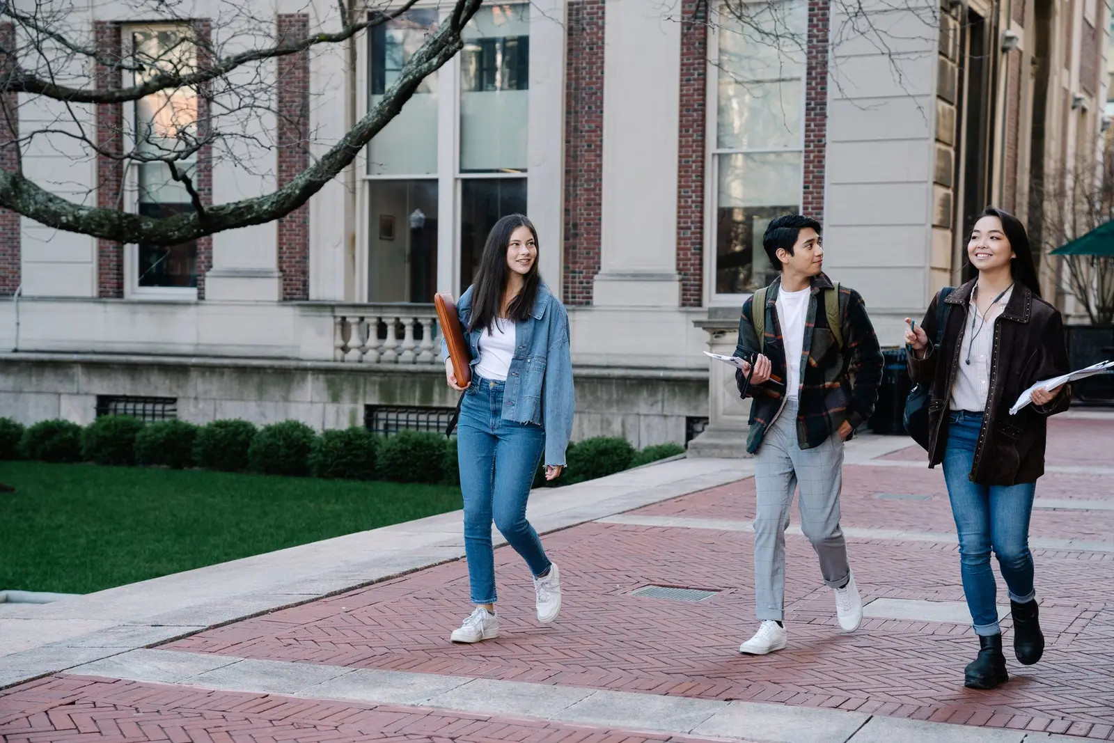 Étudiants qui marchent sur un campus universitaire
