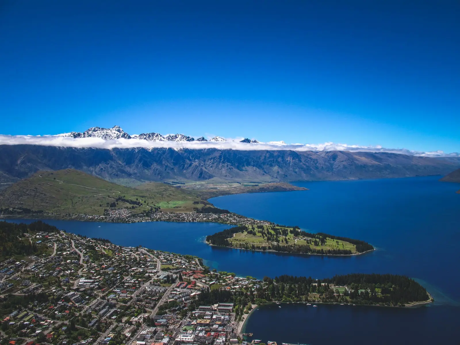 Vue aérienne de Queenstown, lac et montagnes, en Nouvelle-Zélande