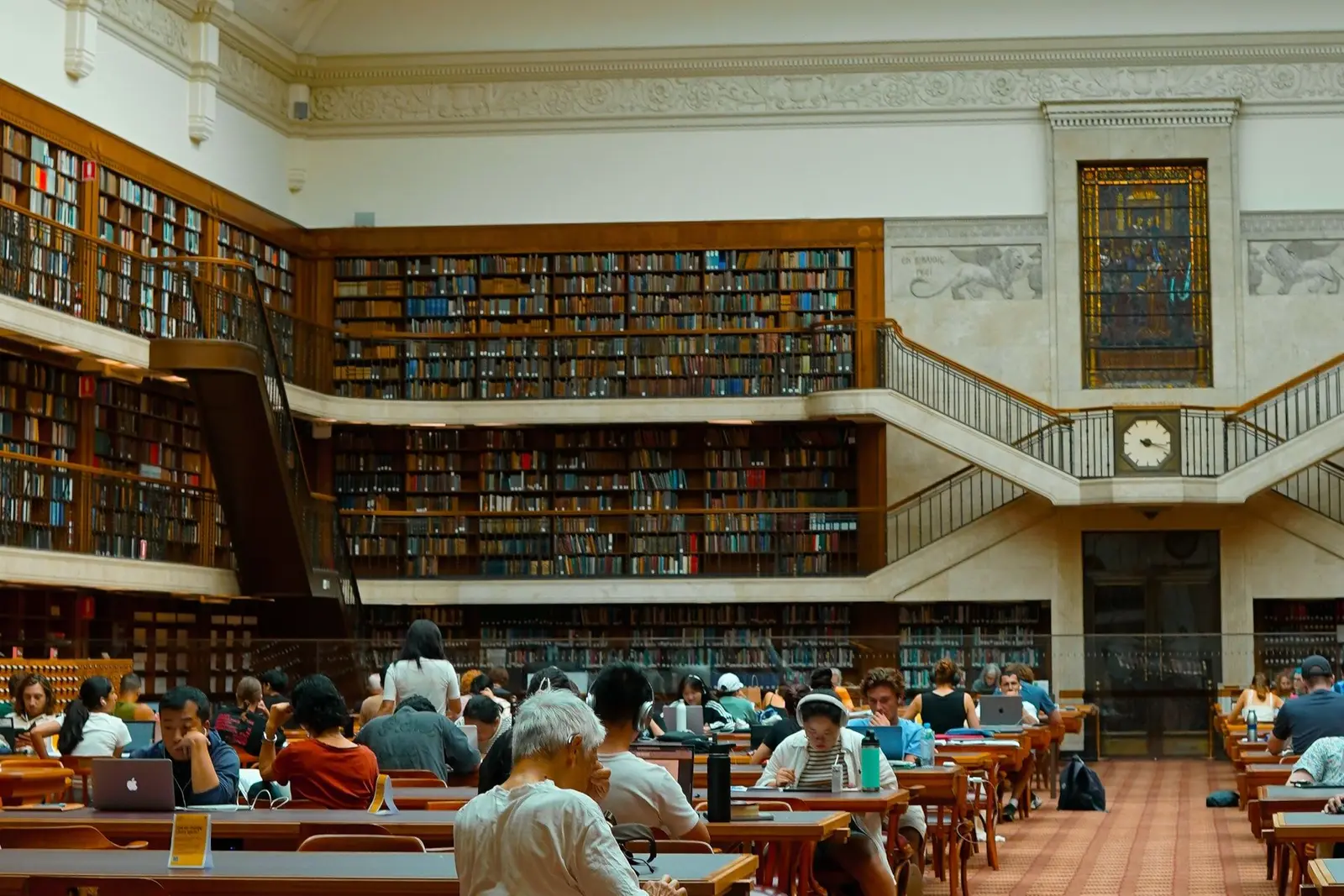 Grande salle de lecture d'une bibliothèque universitaire