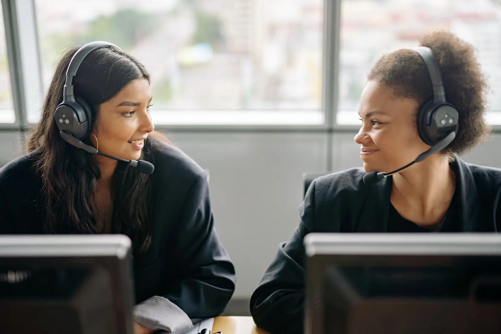 Deux conseillères clientèle avec casque au bureau