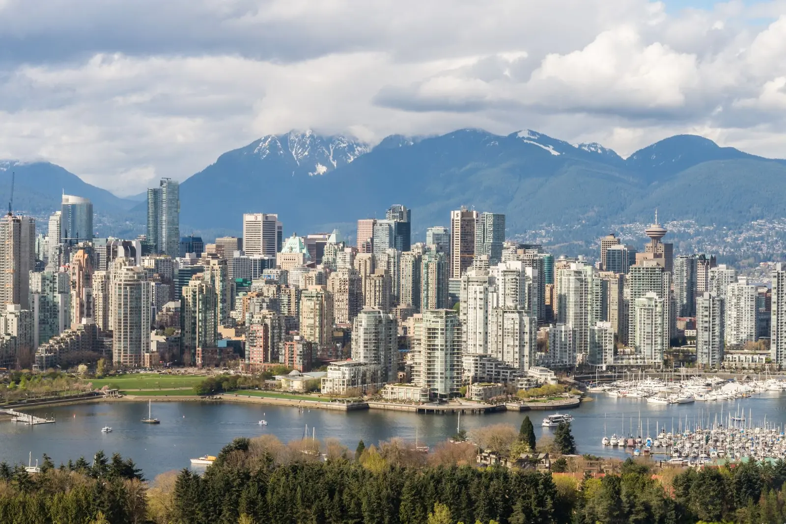 Vancouver : gratte-ciel, baie et montagnes