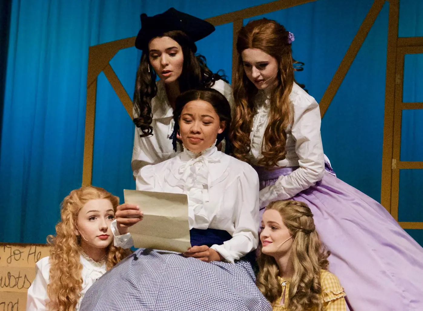 Élèves en costume sur la scène du lycée