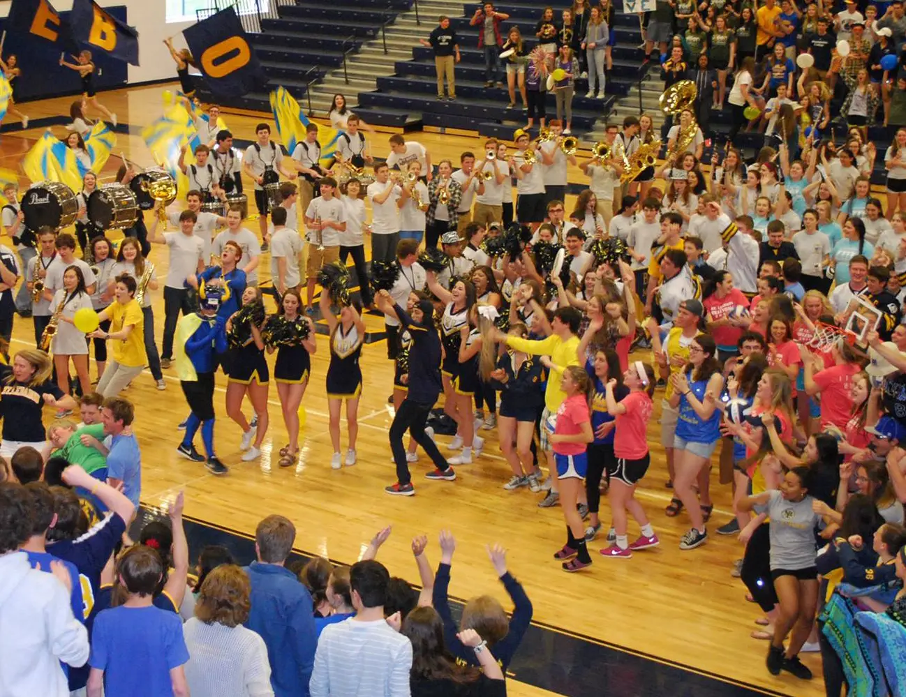 Pep rally dans le gymnase du lycée