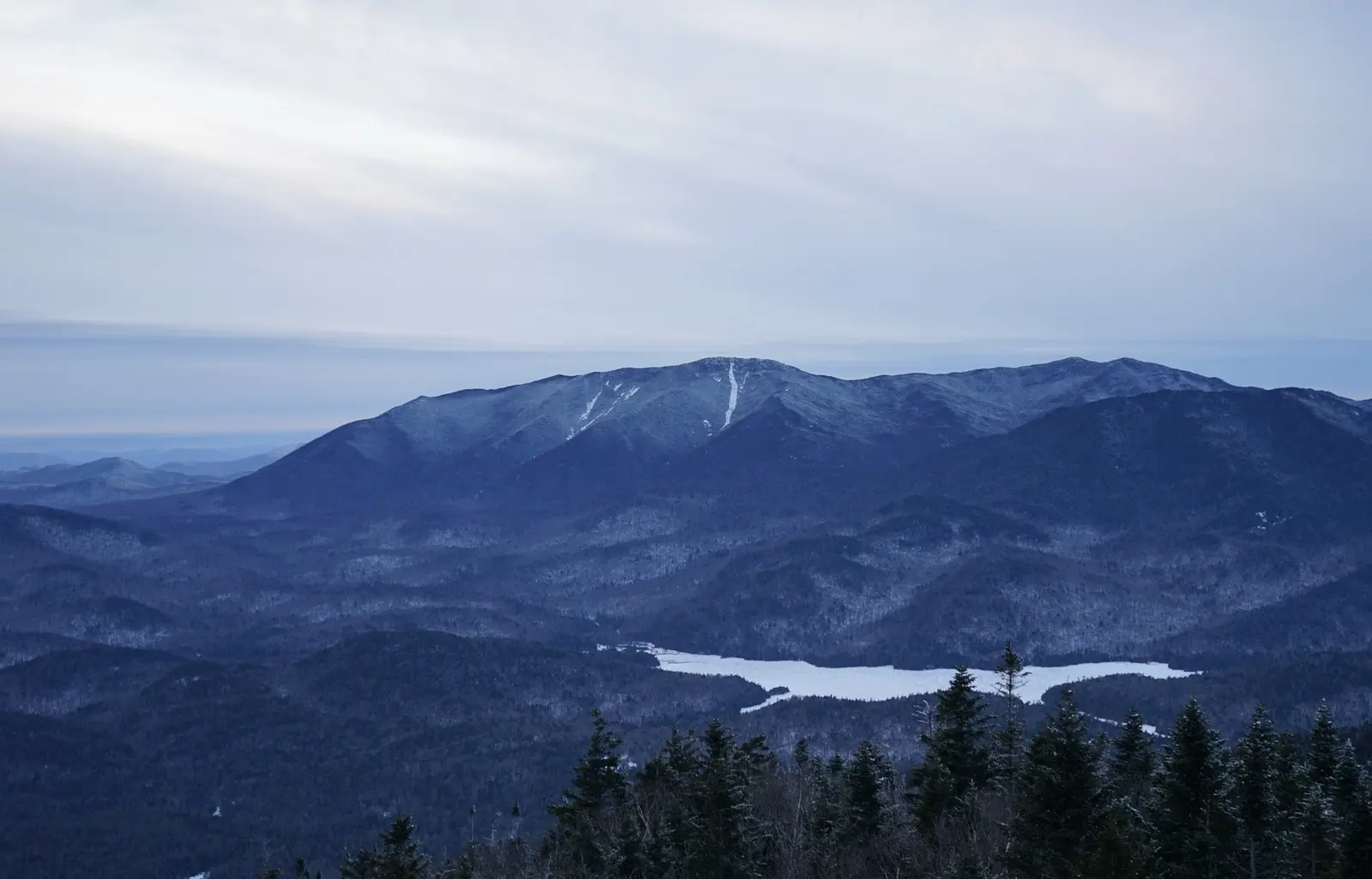 Montagnes et lac sous la neige dans l'État de New York