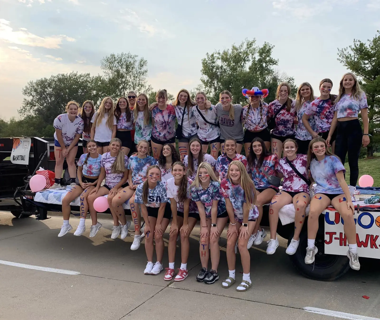 Groupe d’élèves souriants pendant le homecoming de leur lycée