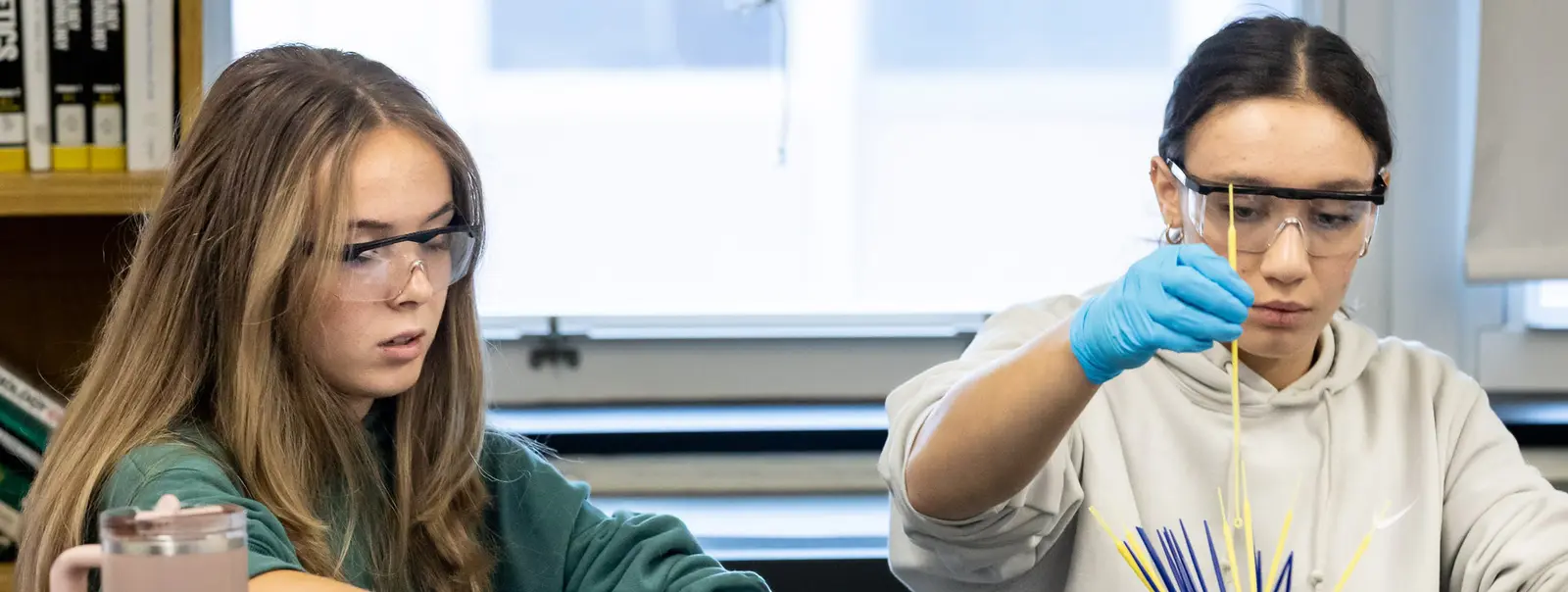 Deux lycéennes en cours de sciences, lunettes de protection