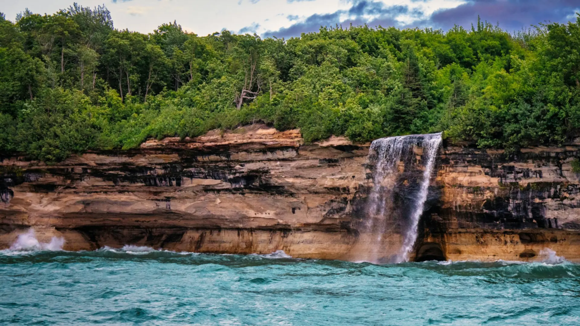 Chute d’eau Spray Falls se jetant dans le lac Supérieur au pied des falaises de grès de Pictured Rocks, dans le Michigan