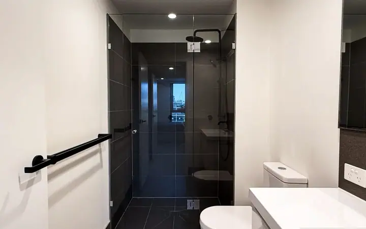 Salle de bain — Student Apartment - Utopia Master Suite, Browns à Brisbane
