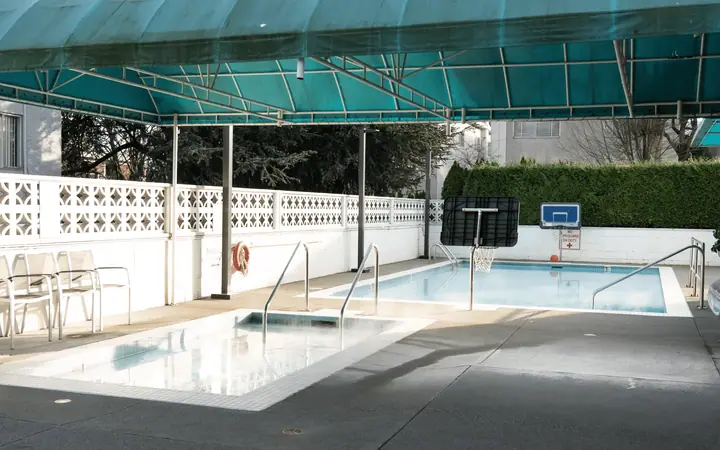 Piscine — Apartment Economy Apt Living - Studio 19+ - Vancouver, CEL à CEL : cours d'anglais & tarifs | Move and Study