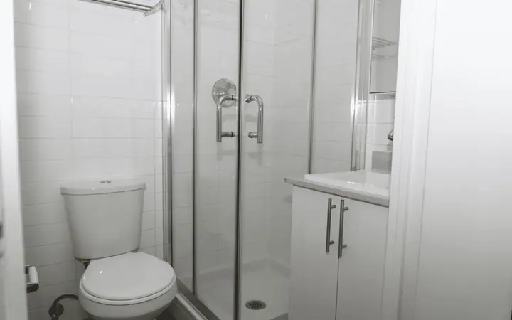Salle de bain — Apartment Economy Apt Living - Studio 19+ - Vancouver, CEL à CEL : cours d'anglais & tarifs | Move and Study