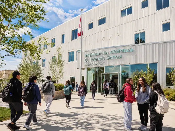 Holy Cross High School à Saskatoon