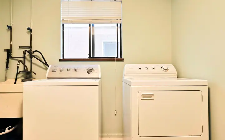 Laverie — Student House Budget - Single 19+ - Vancouver, CEL à CEL : cours d'anglais & tarifs | Move and Study