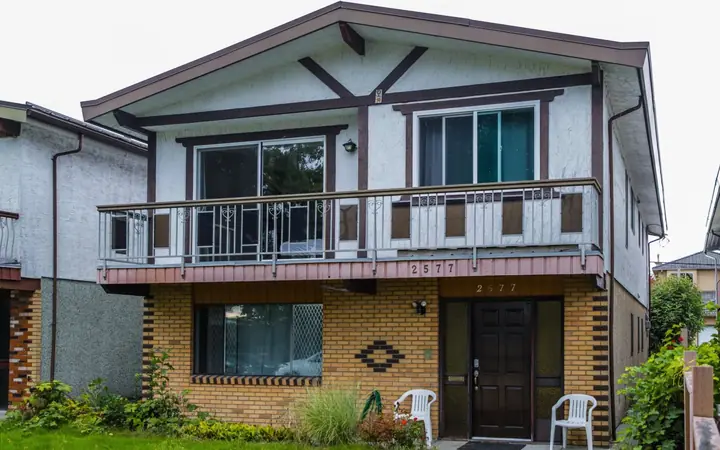 Façade — Student House Budget - Single 19+ - Vancouver, CEL à CEL : cours d'anglais & tarifs | Move and Study