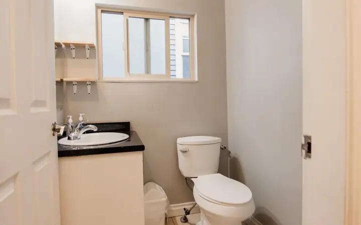 Salle de bain — Student House - Single 19+ - Vancouver, CEL à CEL : cours d'anglais & tarifs | Move and Study