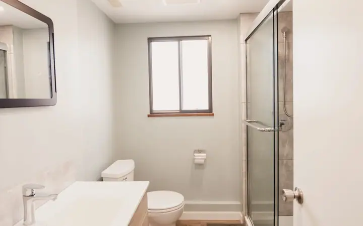 Salle de bain — Student House Budget - Single 19+ - Vancouver, CEL à CEL : cours d'anglais & tarifs | Move and Study