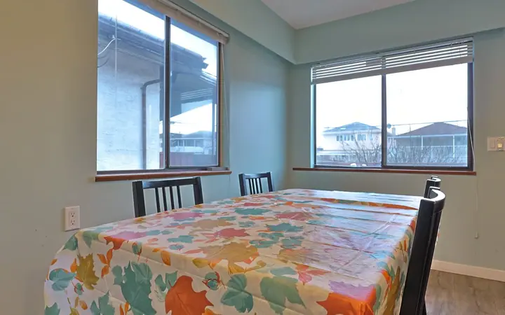 Salle à manger — Student House Budget - Single 19+ - Vancouver, CEL à CEL : cours d'anglais & tarifs | Move and Study