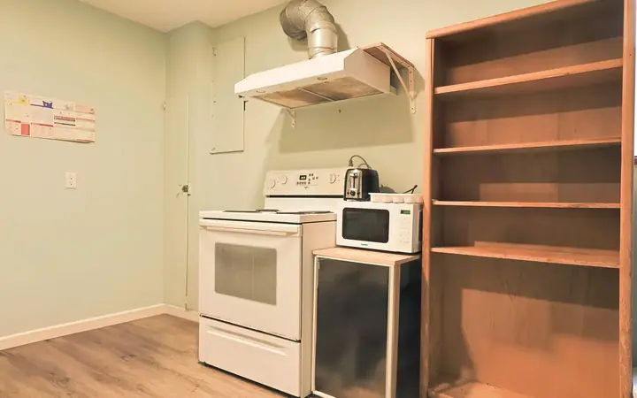 Laverie — Student House Budget - Single 19+ - Vancouver, CEL à CEL : cours d'anglais & tarifs | Move and Study