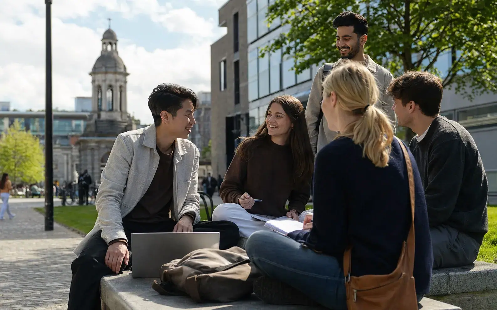 Étudiants en Business Gap Year en Irlande sur un campus urbain