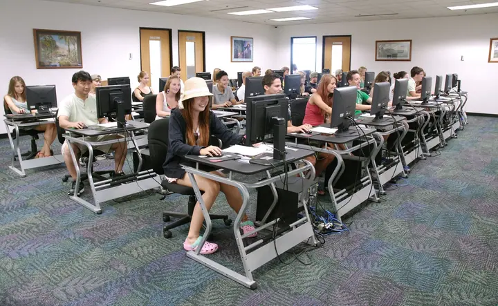 Salle multimédia-École Global Village à Honolulu