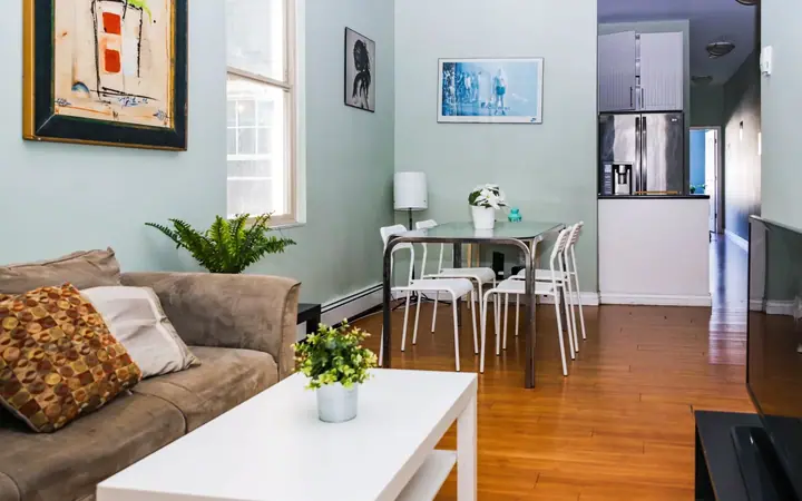 Salon — Student House - Single 19+ - Vancouver, CEL à CEL : cours d'anglais & tarifs | Move and Study