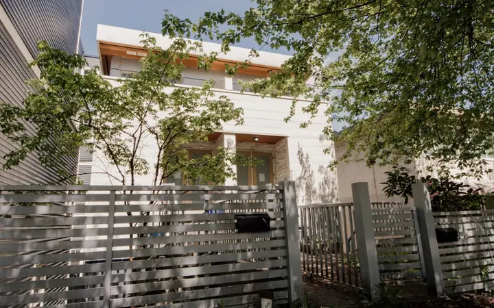 Façade — Student House - Single 19+ - Vancouver, CEL à CEL : cours d'anglais & tarifs | Move and Study