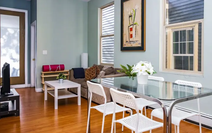 Salle à manger — Student House - Single 19+ - Vancouver, CEL à CEL : cours d'anglais & tarifs | Move and Study