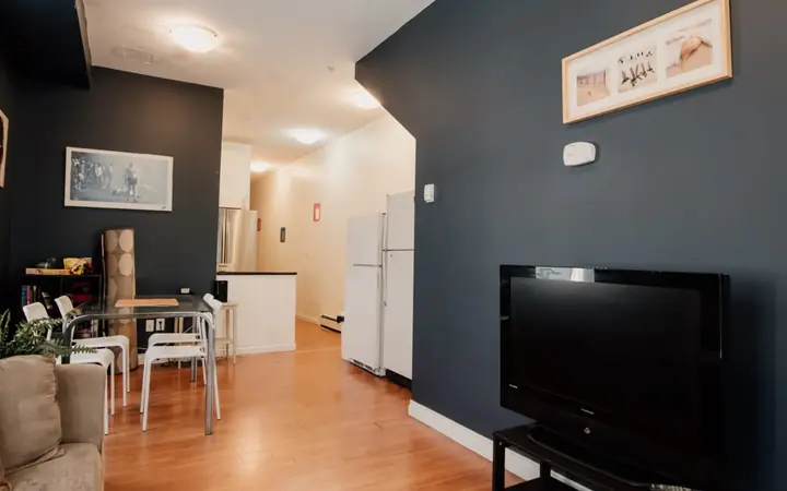 Salon — Student House - Single 19+ - Vancouver, CEL à CEL : cours d'anglais & tarifs | Move and Study