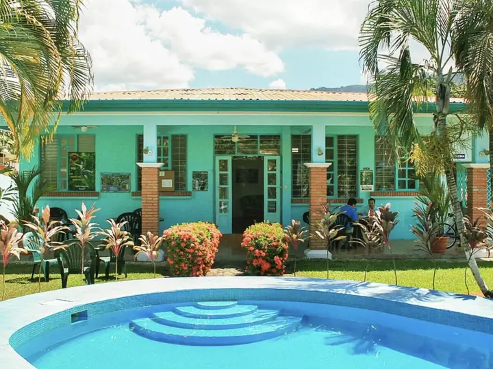 Façade — Academia Tica à San José