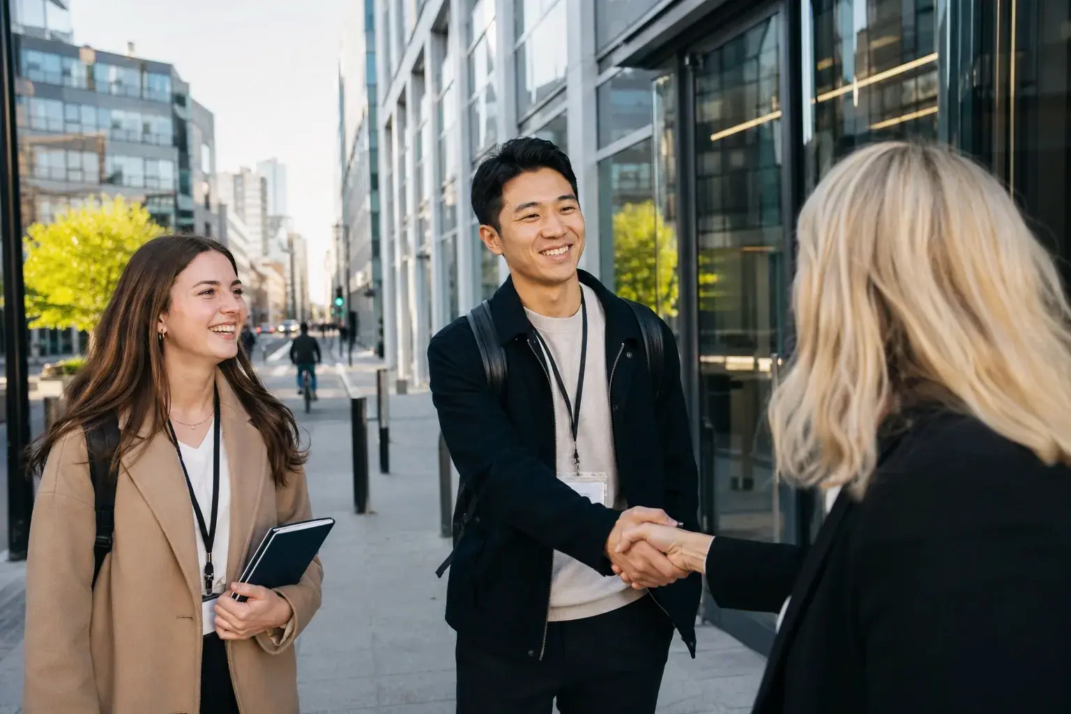 Étudiants internationaux accueillis dans un environnement professionnel pour un programme cours et stage