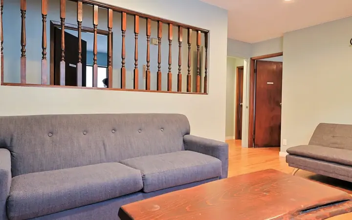Salon — Student House Budget - Single 19+ - Vancouver, CEL à CEL : cours d'anglais & tarifs | Move and Study