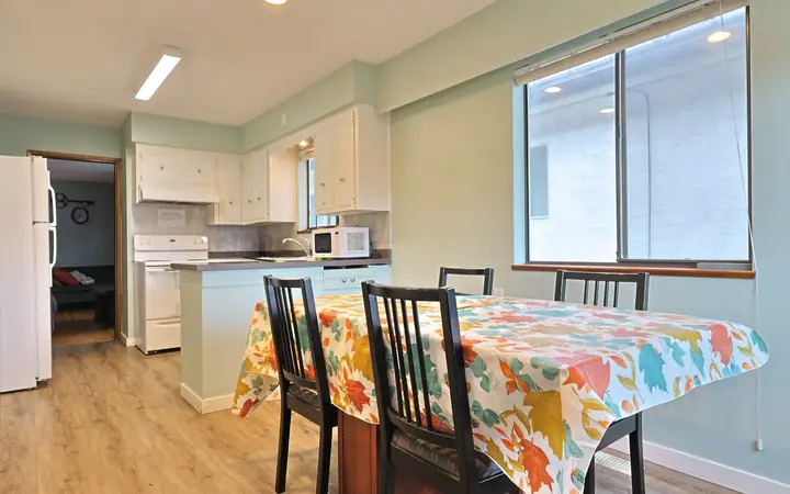Salle à manger — Student House Budget - Single 19+ - Vancouver, CEL à CEL : cours d'anglais & tarifs | Move and Study
