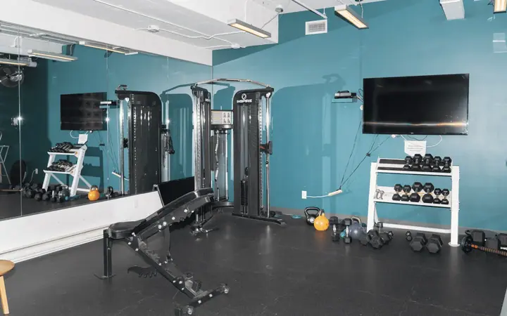 Salle de sport — Apartment Economy Apt Living - Studio 19+ - Vancouver, CEL à CEL : cours d'anglais & tarifs | Move and Study