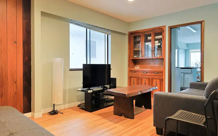 Salon — Student House Budget - Single 19+ - Vancouver, CEL à CEL : cours d'anglais & tarifs | Move and Study