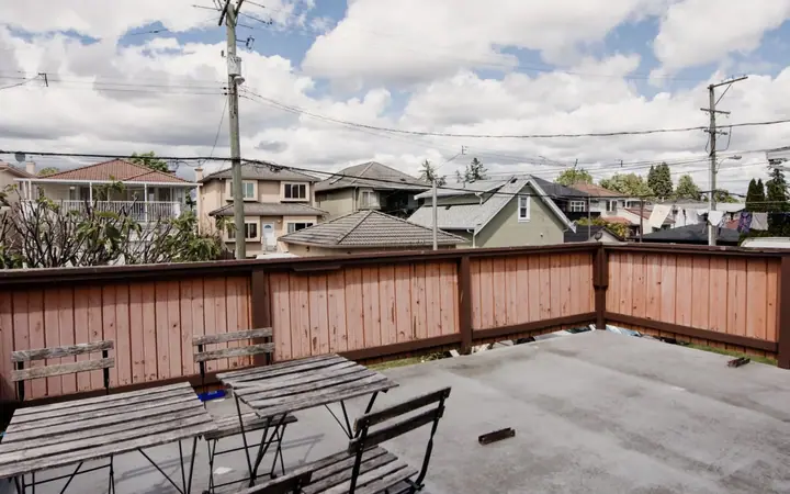 Terrasse — Student House Budget - Single 19+ - Vancouver, CEL à CEL : cours d'anglais & tarifs | Move and Study