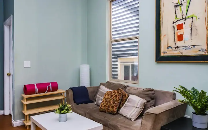 Salon — Student House - Single 19+ - Vancouver, CEL à CEL : cours d'anglais & tarifs | Move and Study