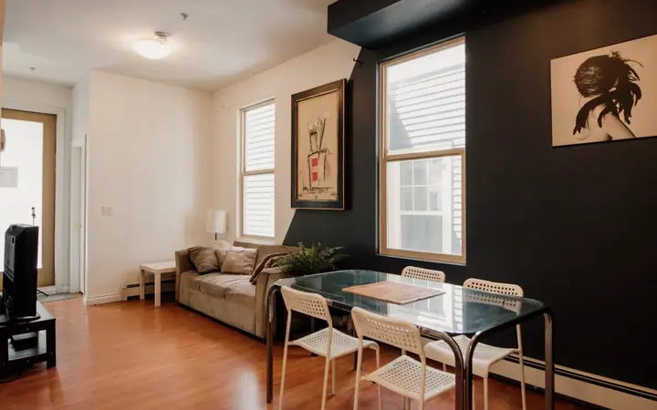 Salon — Student House - Single 19+ - Vancouver, CEL à CEL : cours d'anglais & tarifs | Move and Study