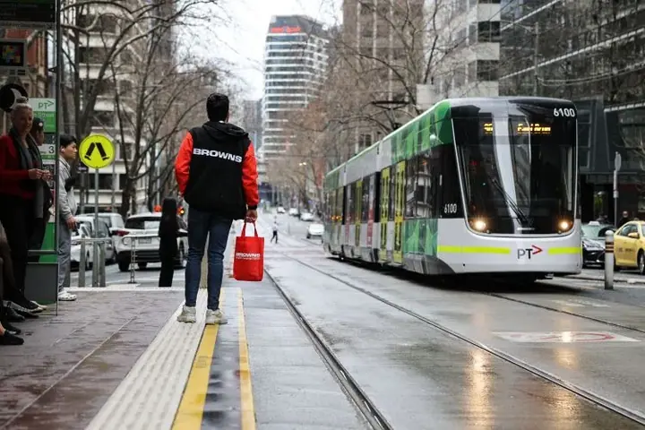 étudiants qui attend le tramway