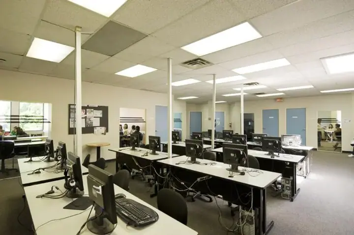 Salle multimédia-École Global Vilage à Victoria