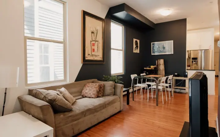 Salon — Student House - Single 19+ - Vancouver, CEL à CEL : cours d'anglais & tarifs | Move and Study