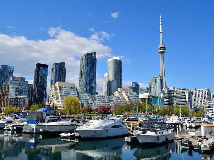 Toronto : les tours du centre-ville et la CN Tower vues depuis le port de plaisance